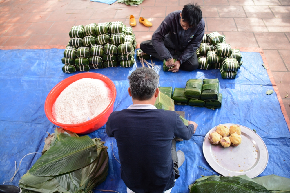 Người dân Tranh Khúc tất bật với nghề gói bánh chưng.